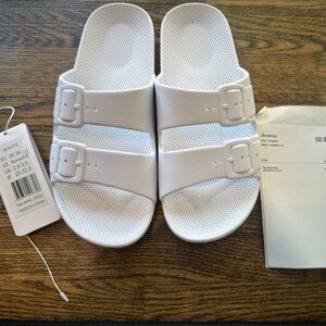 Freedom Moses Two Band Slides in White (US Size 5-6)